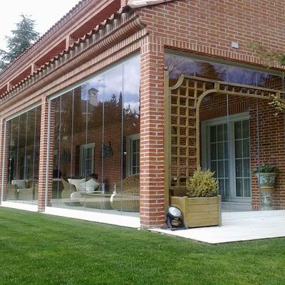 Terraza del restaurante con cortina de cristal
