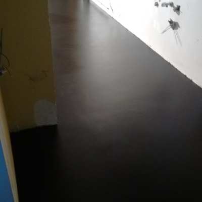 Suelo negro acabados en poliuretano