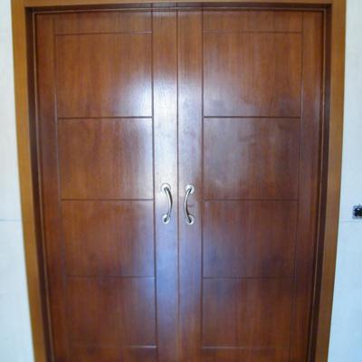 PUERTAS EN MADERA DE VESTIDOR