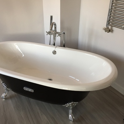 Bañera en cuarto de baño de duplex