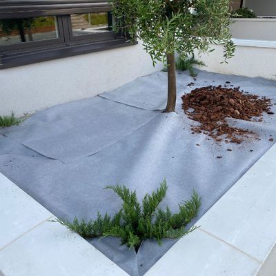 Colocación de Maya geotextil y diseño de jardinera
