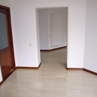 rodapie en madera  sobre baldosa.