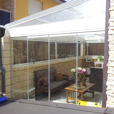 Porche de Aluminio con techo corredero, apertura 66% y cortina cristal