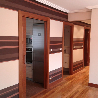 Acceso de salón a cocina y baños.