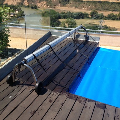 Calentamiento de piscina por medio de captadores solares y manta térmica