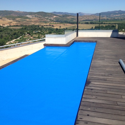 Calentamiento de piscina por medio de captadores solares y manta térmica