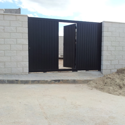 PUERTA DE GARAJE CORREDERA CONPUERTA PEATONAL