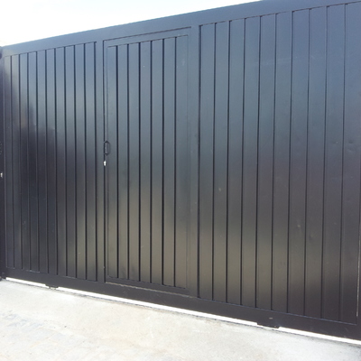 PUERTA DE GARAJE CORREDERA CONPUERTA PEATONAL