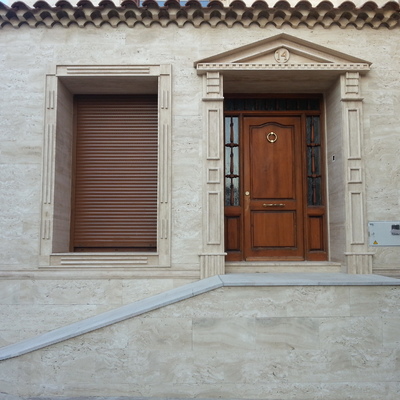 Fachada en travertino