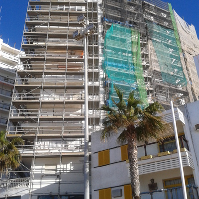 Andamios en fachada edificio, Rota