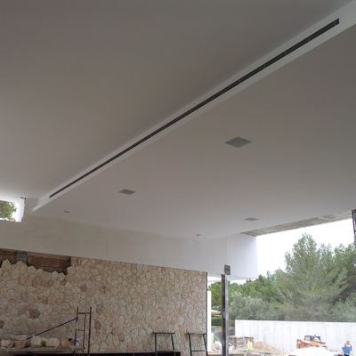 techo de diferentes alturas con rejillas de A/A