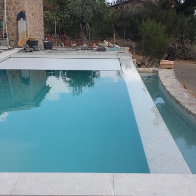 piscina desbordante con cubierta de automatica