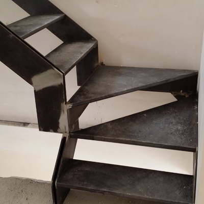 escalera de chapa con rellano partido