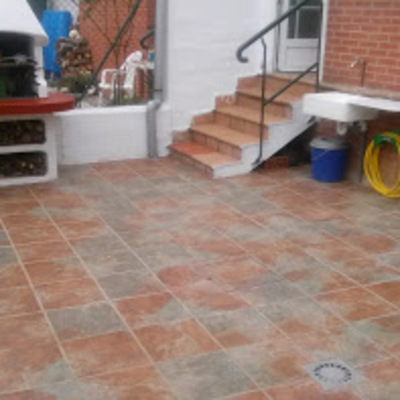 Transformació de jardin en terraza con horno.