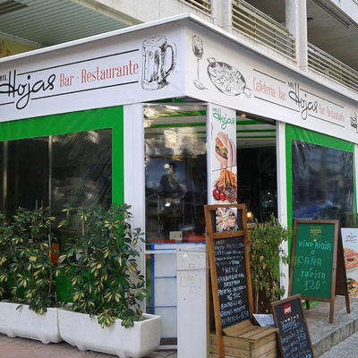 Terraza con toldos y rotulos