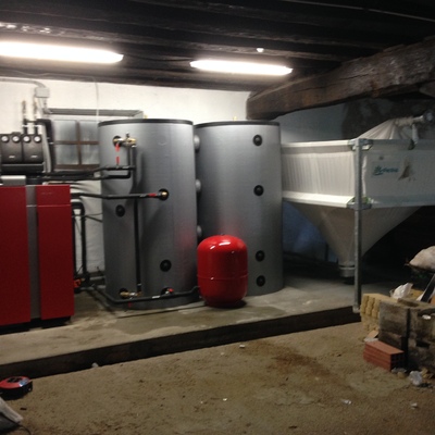 Instalación de caldera mixta (leña+pellets), con silo textil para pellets y producción de ACS para vivienda particular en Navarra