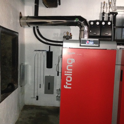 Instalación de caldera mixta (leña+pellets), con silo textil para pellets y producción de ACS para vivienda particular en Navarra