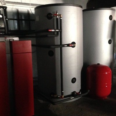 Instalación de caldera mixta (leña+pellets), con silo textil para pellets y producción de ACS para vivienda particular en Navarra