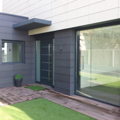 Puerta de entrada de aluminio