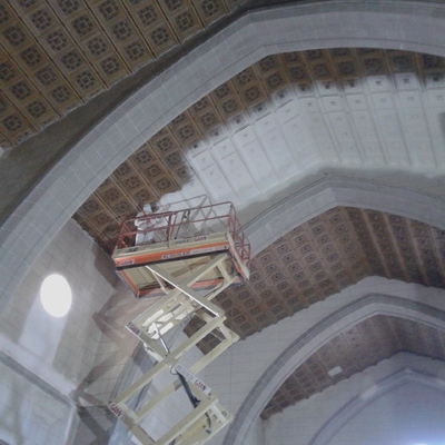 pintando techo de iglesia 