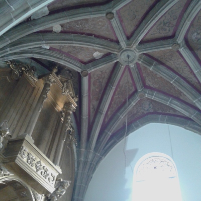 recuperacion de pinturas antiguas de una iglesia.