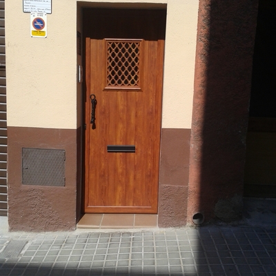 puerta principal a una vivienda y a un negocio
