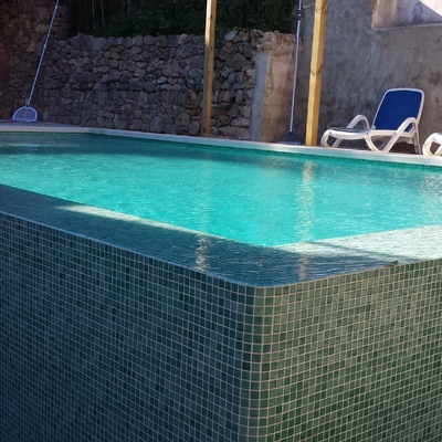 piscina con cascada a dos lados