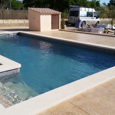 piscina con escalera lateral