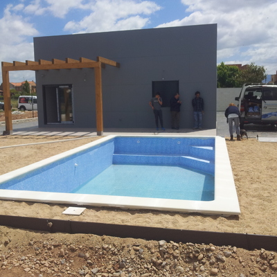 Piscina adosada a una casa energéticamente Eficiente