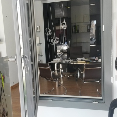 Ventana de seguridad certificada sin necesidad de rejas, cerraderos en todo el perímetro con bulones tipo champiñoñ