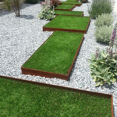 Paso japonés  de acero corten y césped