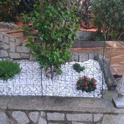 Jardinera con piedra blanca