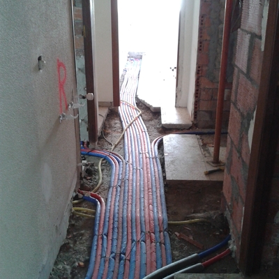 Colocación y Distribución de la Instalación de Fontanería y Electricidad en una vivienda.