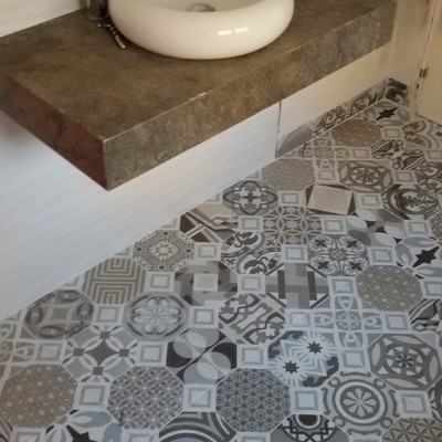 Baño con solería vintage