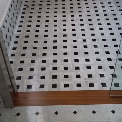 Alicatado y solado en baño con puerta corredera de cristal