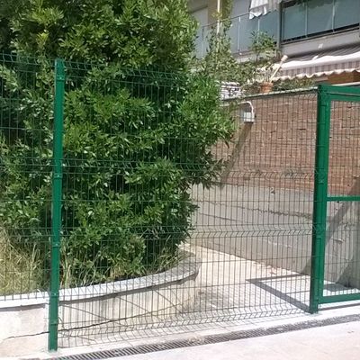 CERRAMIENTO PANEL VERDE MAS PUERTA PEATONAL