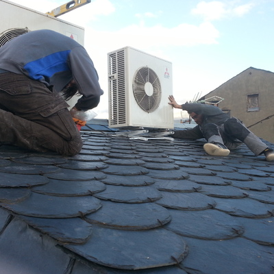 Instalacion aires en tejado pizarra