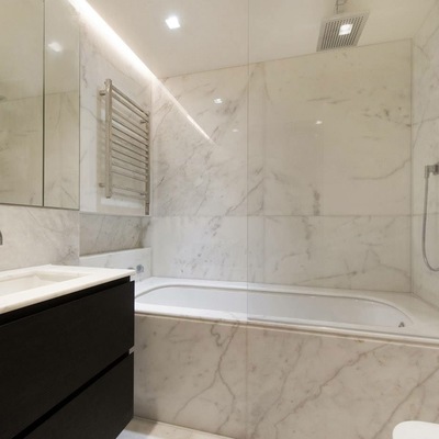 Baño en mármol blanco