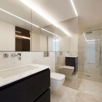 Baño en mármol blanco