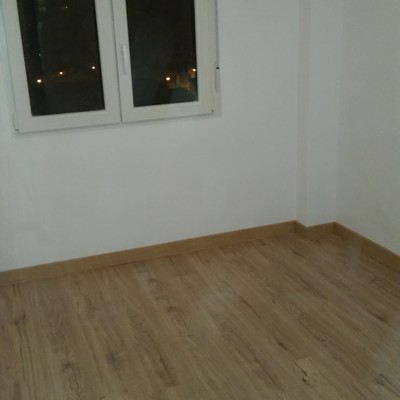 Alisado de paredes ,pintura y colocación te suelo laminado.