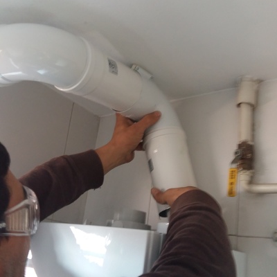 montaje de caldera poniendo salida de humos 