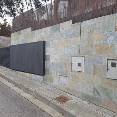 Azulejos de exterior de piedra natural.