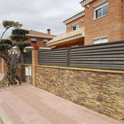 Fachada con piedra natural.