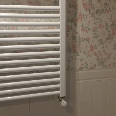 Radiador en cuarto de baño