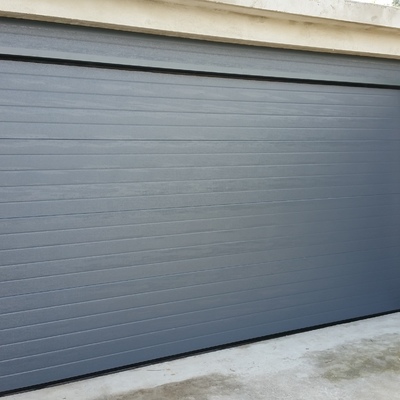 Puerta seccional en panel acanalado rugoso (woodgrain)