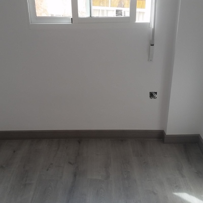 Alisado de paredes ,pintura y colocación te suelo laminado.