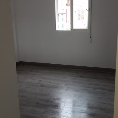 Alisado de paredes ,pintura y colocación te suelo laminado.