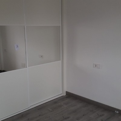 Alisado de paredes ,pintura y colocación te suelo laminado y armario empotrado.