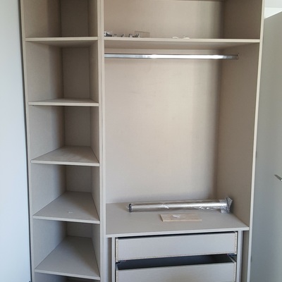 Armario a medida forma de la pared