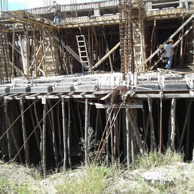 colocacion de encofrado de madera y refuerzo metálico